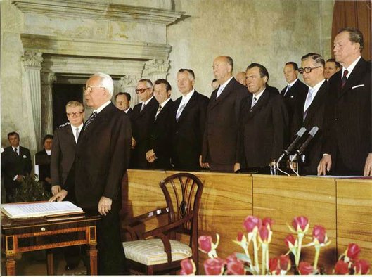 v hlavni roli gustav husak 02