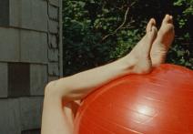 Woman with her legs on a baloon in the film Beatrix.
